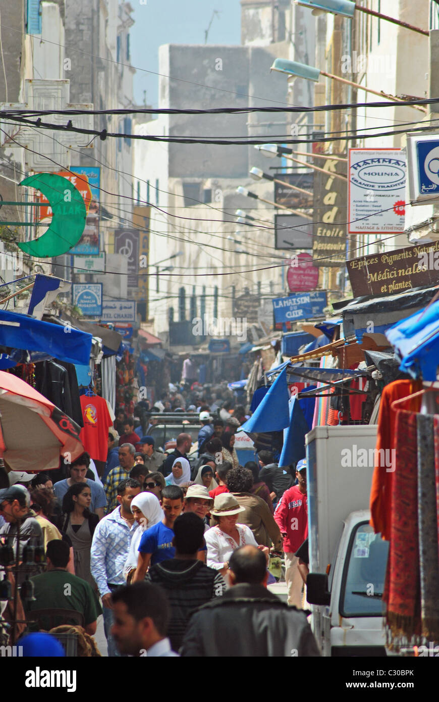 Strada trafficata nella Medina di Essouira, Marocco Foto Stock