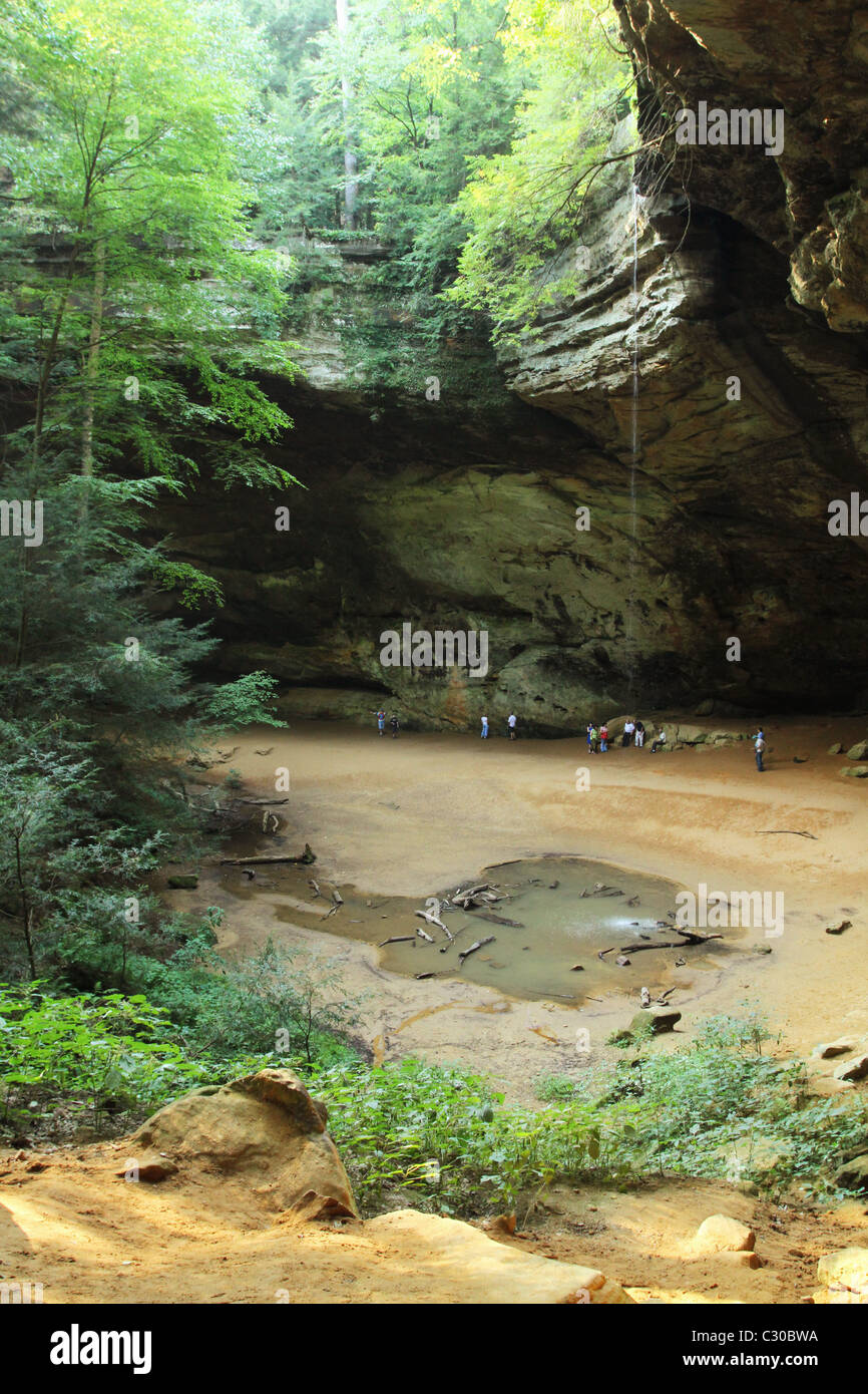 Grotta di cenere a Hocking Hills State Park, Logan, Ohio, Stati Uniti d'America. Un piccolo flusso di acqua cade dall'alto. Foto Stock