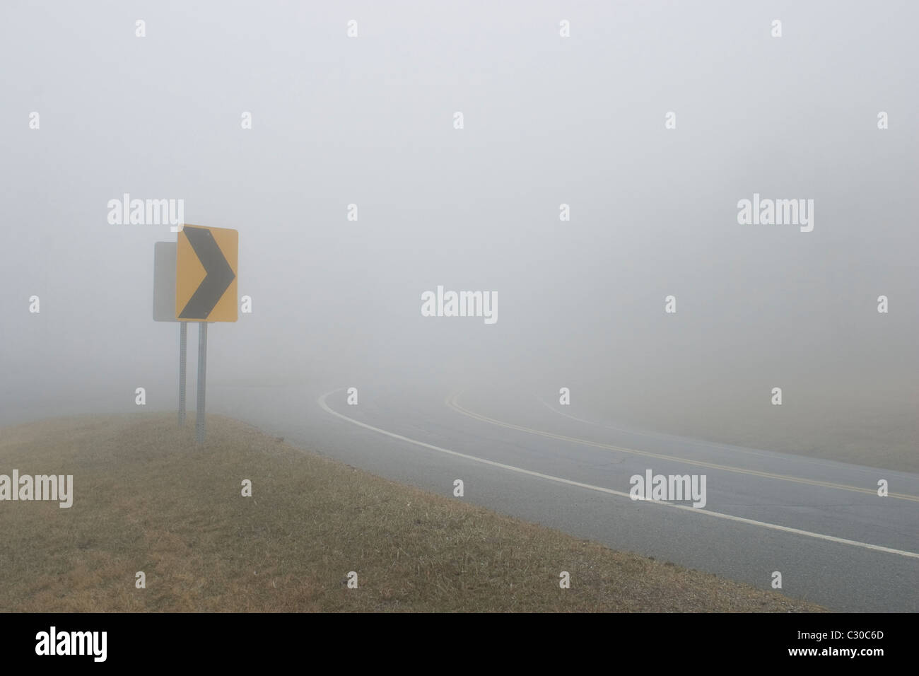 Una molla di pericolose nebbia oscura la Mohawk Trail, Route 2, in North Adams, Massachusetts Foto Stock