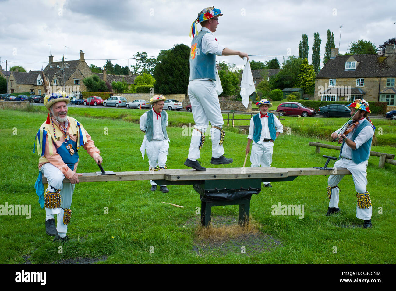 Morris ballerini, Icknield modo Morris uomini, nel parco giochi per bambini presso il kings Head Pub, Bledington, Oxfordshire, Regno Unito Foto Stock