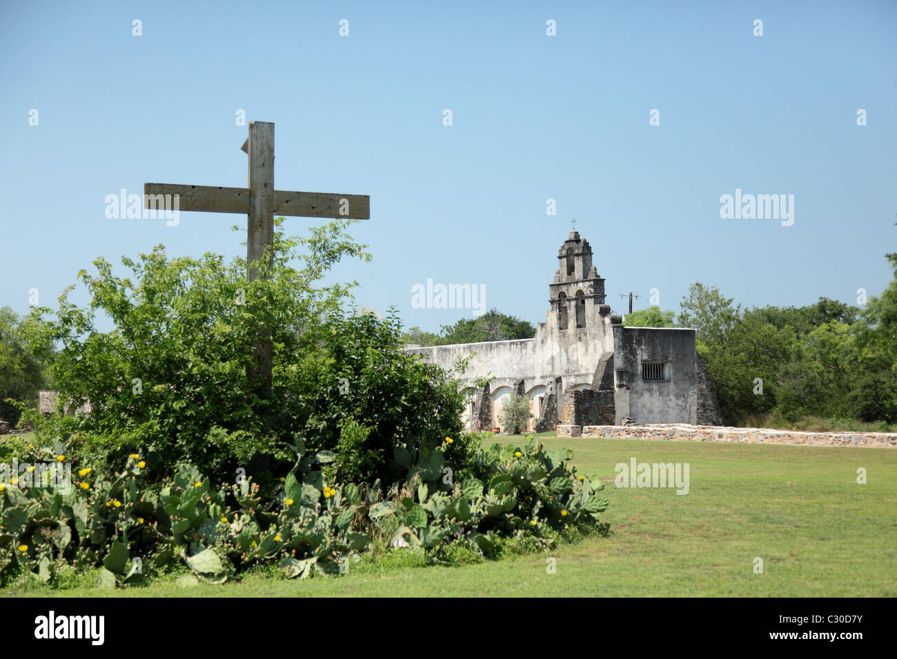 Guardando attraverso il cortile verso la Chiesa alla missione di San Juan a San Antonio, Texas Foto Stock