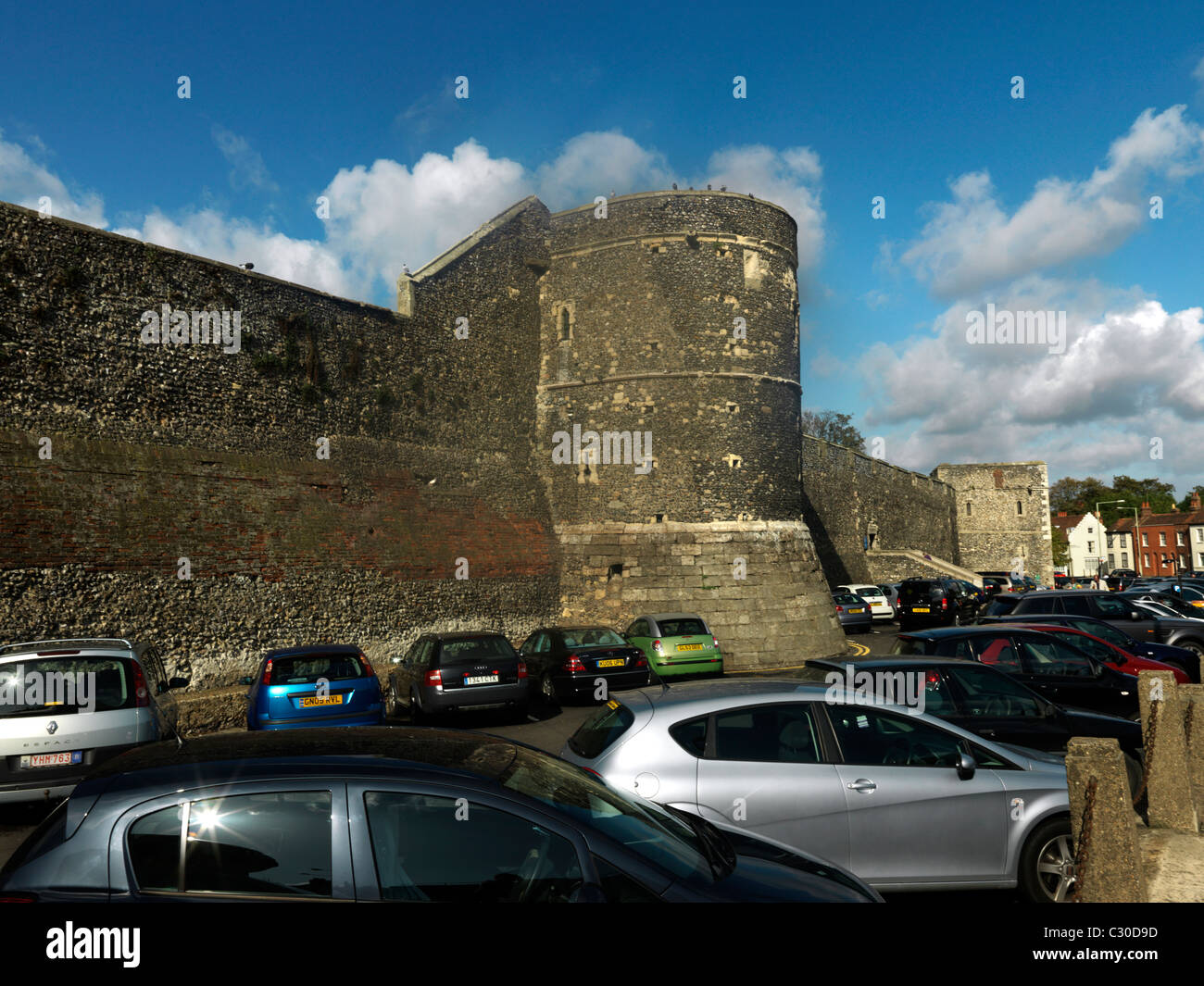 Canterbury Kent England Canterbury mura medievali della città e il parco auto Foto Stock