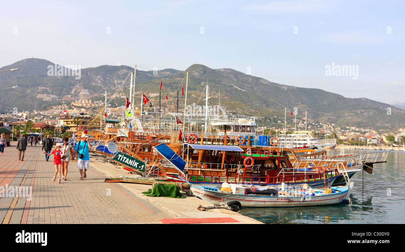 Crociera turistica le barche nel porto di Alanya, Turchia Foto Stock
