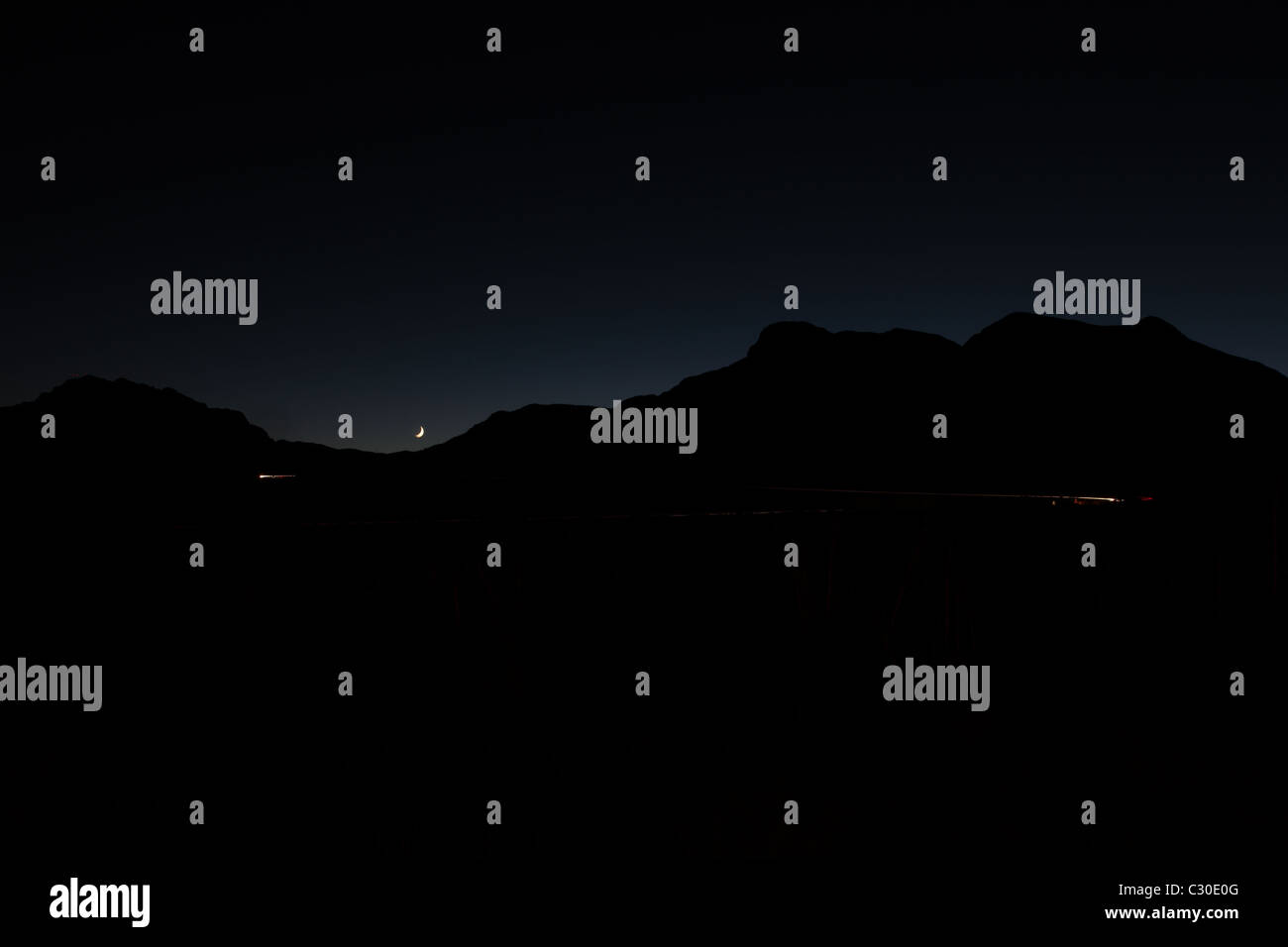 Luna provenienti da montagne di Franklin a El Paso, Texas al tramonto Foto Stock