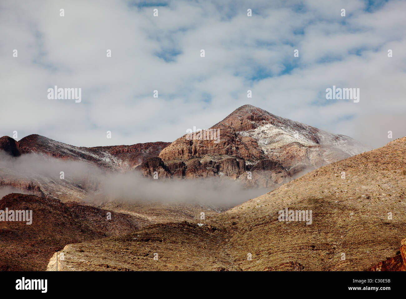 Nuvoloso Montagne di El Paso, Texas con la neve Foto Stock