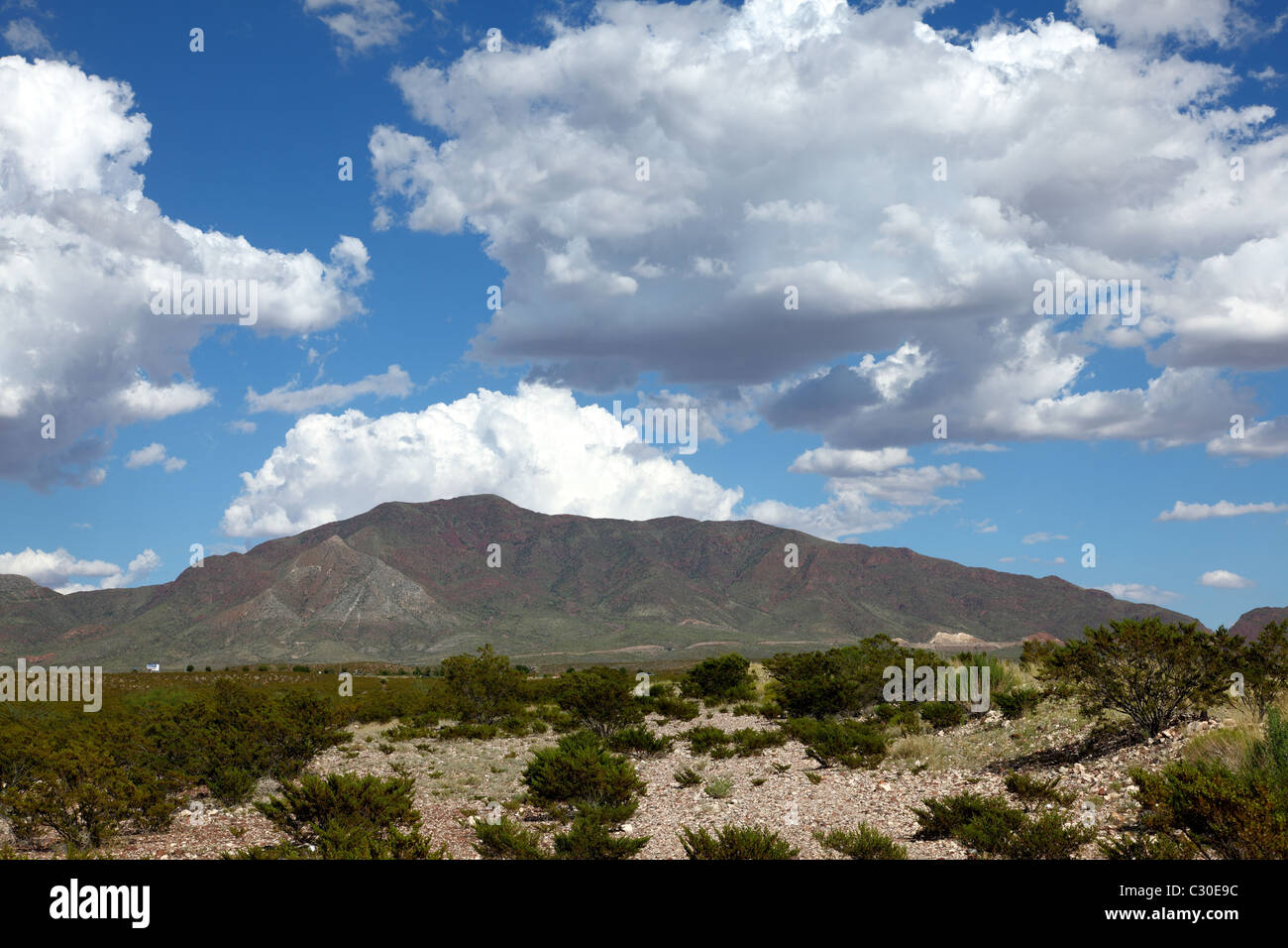 Paesaggio delle montagne del deserto di El Paso, Texas con cielo nuvoloso Foto Stock