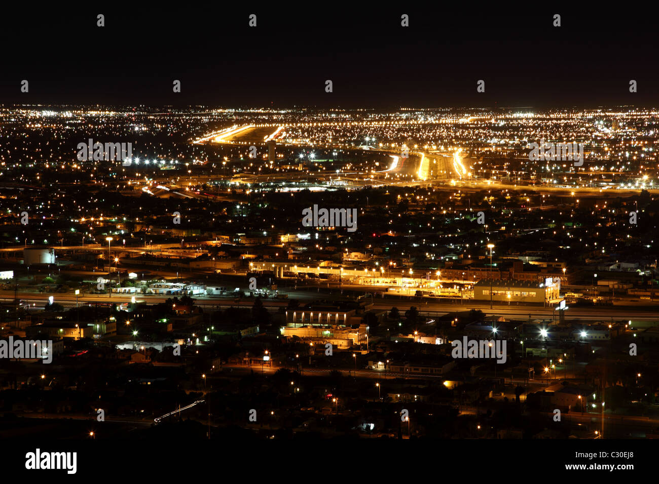 El Paso, Texas di notte. Juarez, Messico si trova nella metà superiore Foto Stock