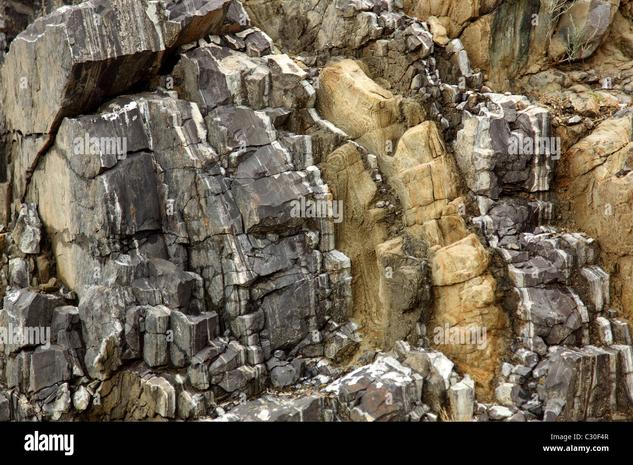 Facce di pietra di un intaglio su un passo di montagna Foto Stock