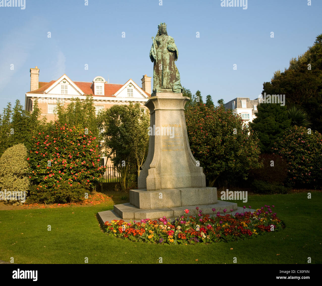 La regina Victoria statua Candie Gardens St Peter Port Guernsey nelle isole del Canale Foto Stock