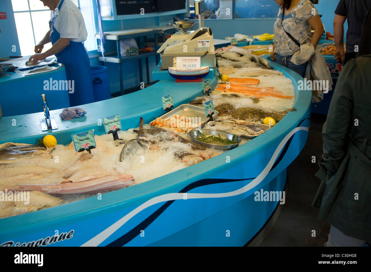 Pesce fresco nelle pescherie shop St Peter Port Guernsey nelle isole del Canale Foto Stock