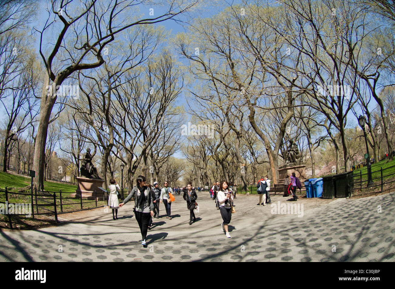 Gli ospiti godono di una calda giornata di primavera per passeggiare sulla Passeggiata letteraria nel Central Park di New York Foto Stock