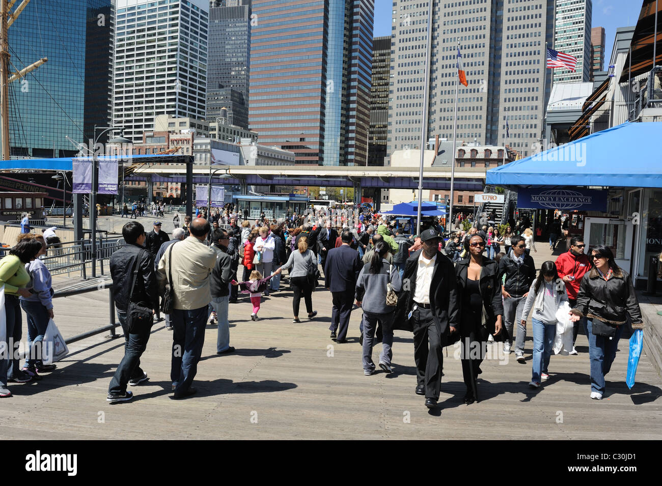 Il South Street Seaport in Lower Manhattan attrae folle di turisti dalla primavera all'autunno. Foto Stock