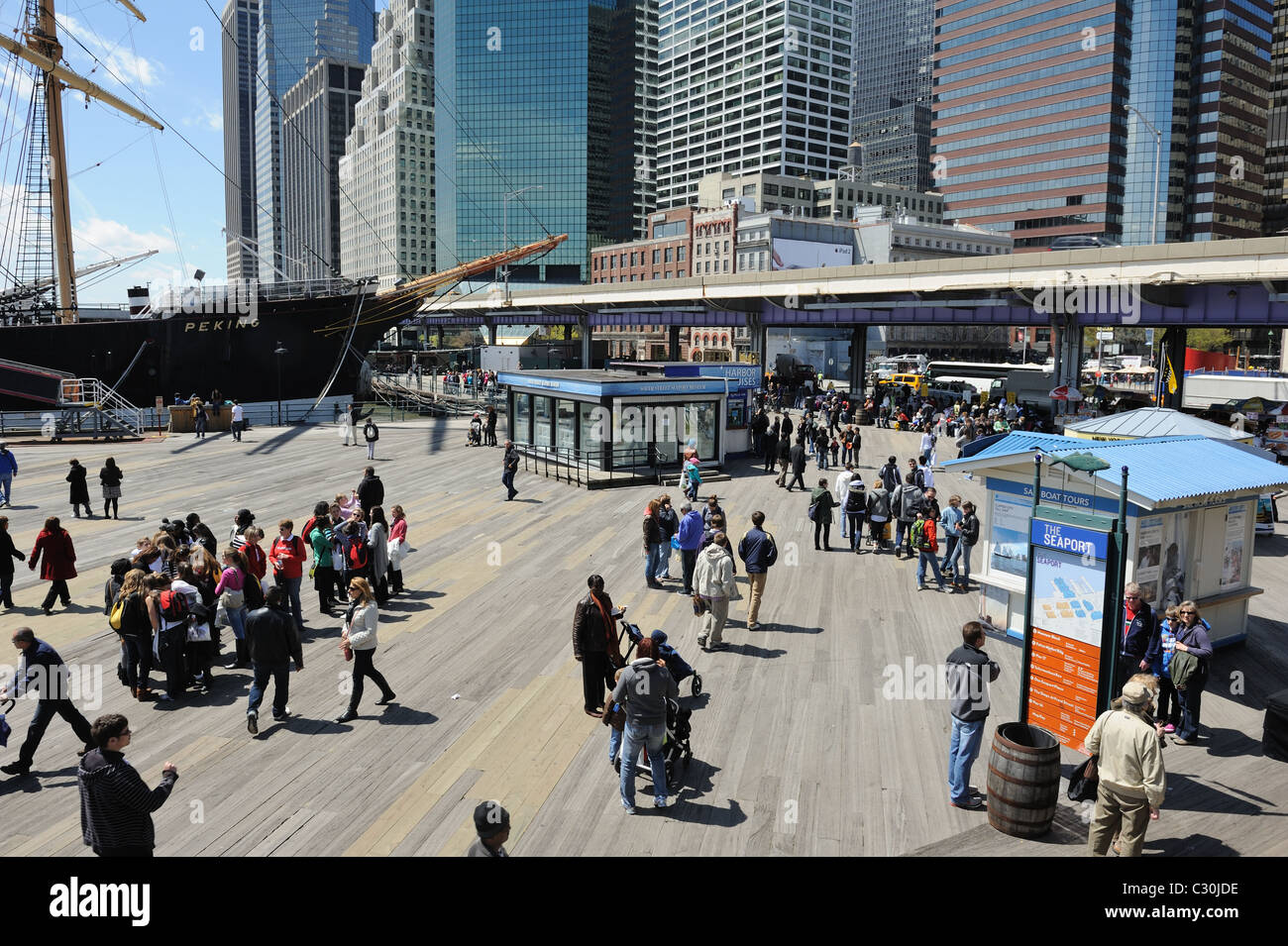 Il South Street Seaport in Lower Manhattan attrae folle di turisti dalla primavera all'autunno. Foto Stock