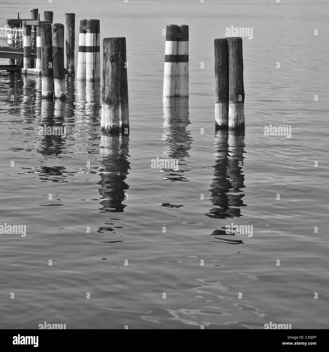 Poli per barche vicino a un molo a Iseo Lago d'Italia. Foto Stock