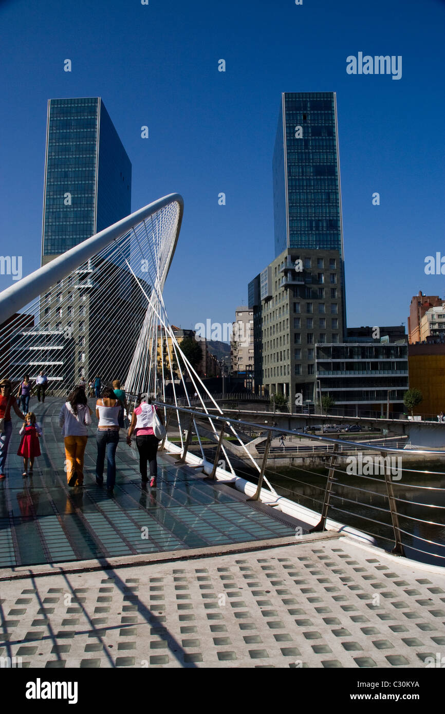 Moderno ponte progettato da Santiago Calatrava a Bilbao Foto Stock