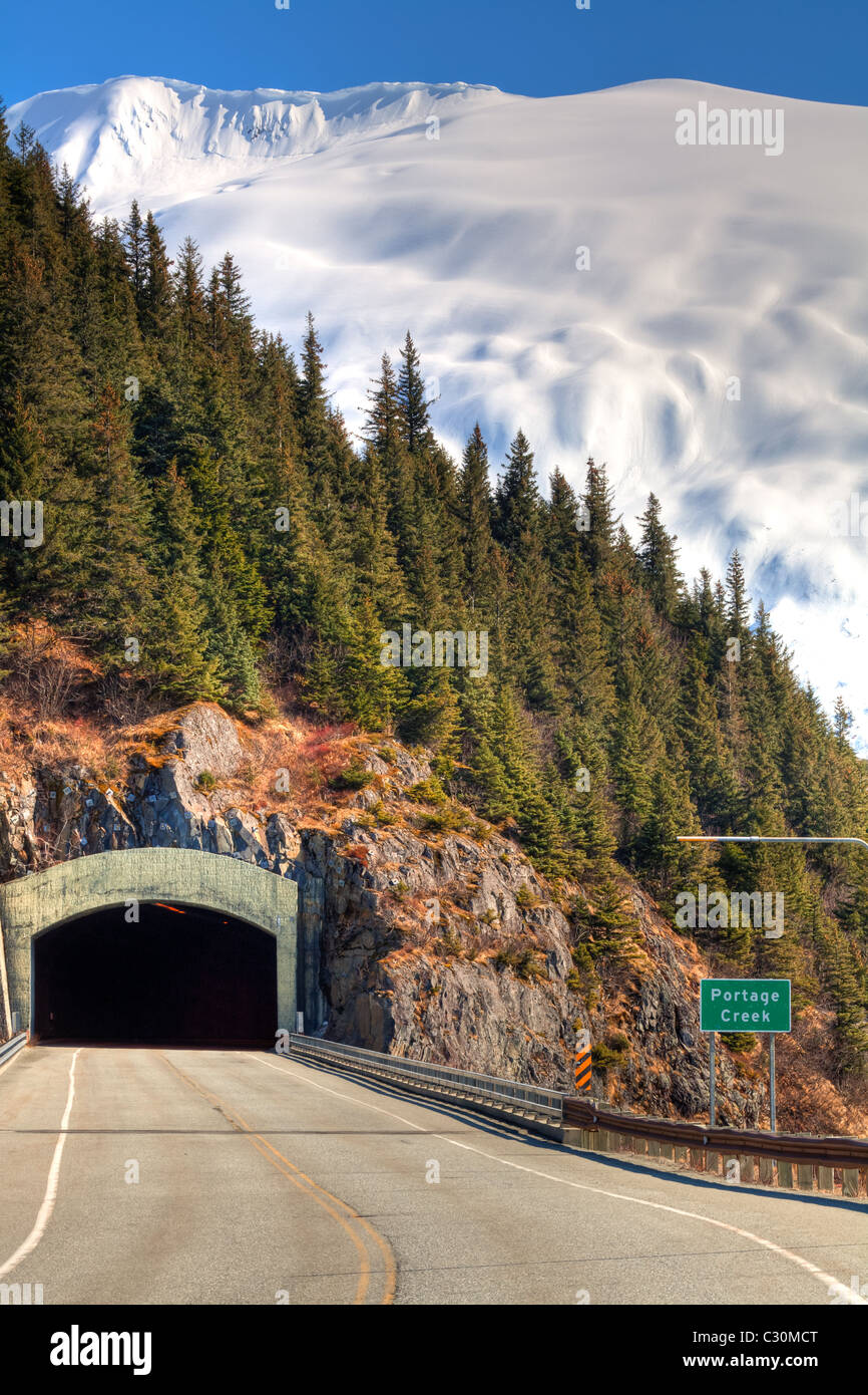 Tunnel e strada a Whittier lungo lago di Portage, centromeridionale Alaska, molla, HDR Foto Stock