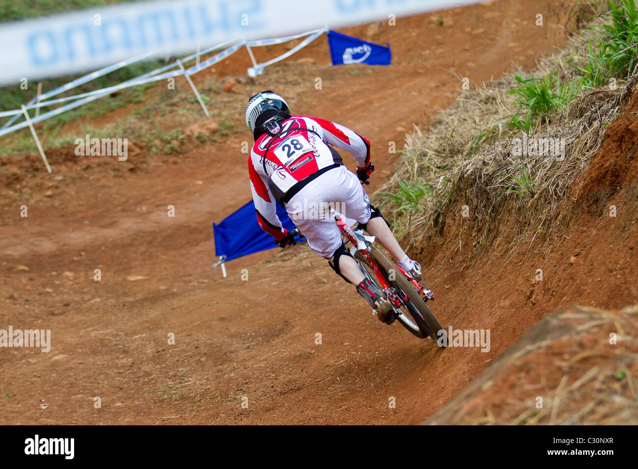 Quattro Cross rider sulla esecuzione pratica attraverso berm a UCI MTB World Cup Foto Stock