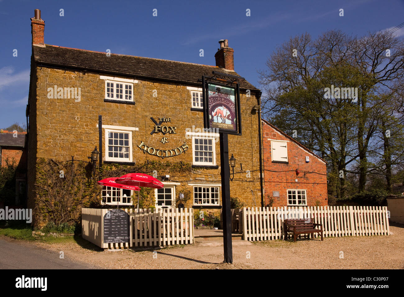 Il vecchio villaggio inglese pub 'Fox and Hounds' Knossington, Leicestershire, England, Regno Unito Foto Stock