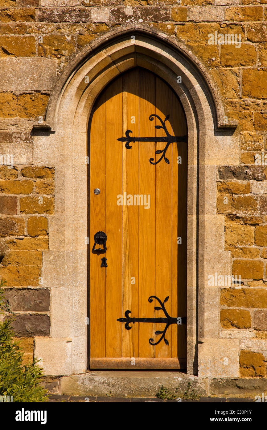 Nuova chiesa di legno porta nella chiesa di San Pietro nel villaggio di Knossington, Leicestershire, England, Regno Unito Foto Stock
