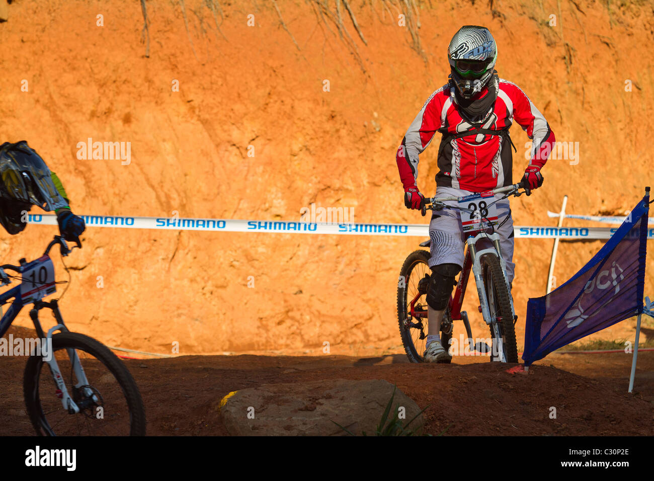 Quattro Cross rider guardando gli altri piloti in linea attraverso corso Foto Stock