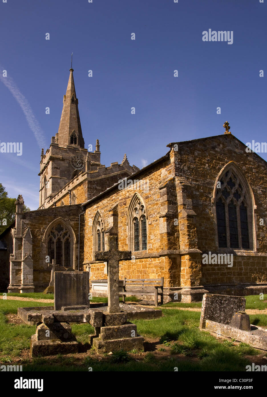 San Giovanni Battista Chiesa Parrocchiale e lapidi. Nel villaggio di freddo Overton, Leicestershire, England, Regno Unito Foto Stock
