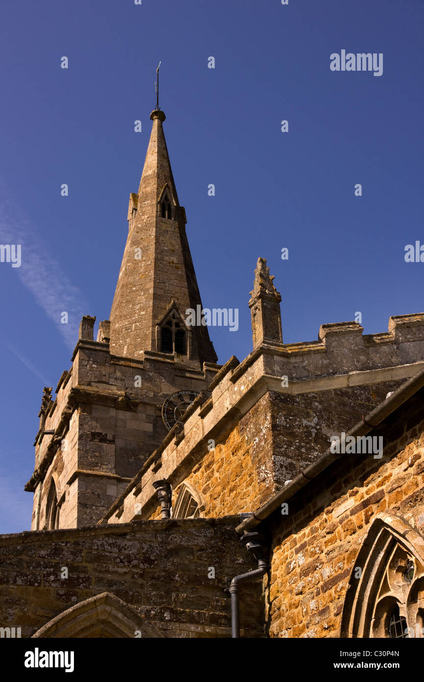 Torre di San Giovanni Battista Chiesa Parrocchiale nel villaggio di freddo Overton, Leicestershire, England, Regno Unito Foto Stock