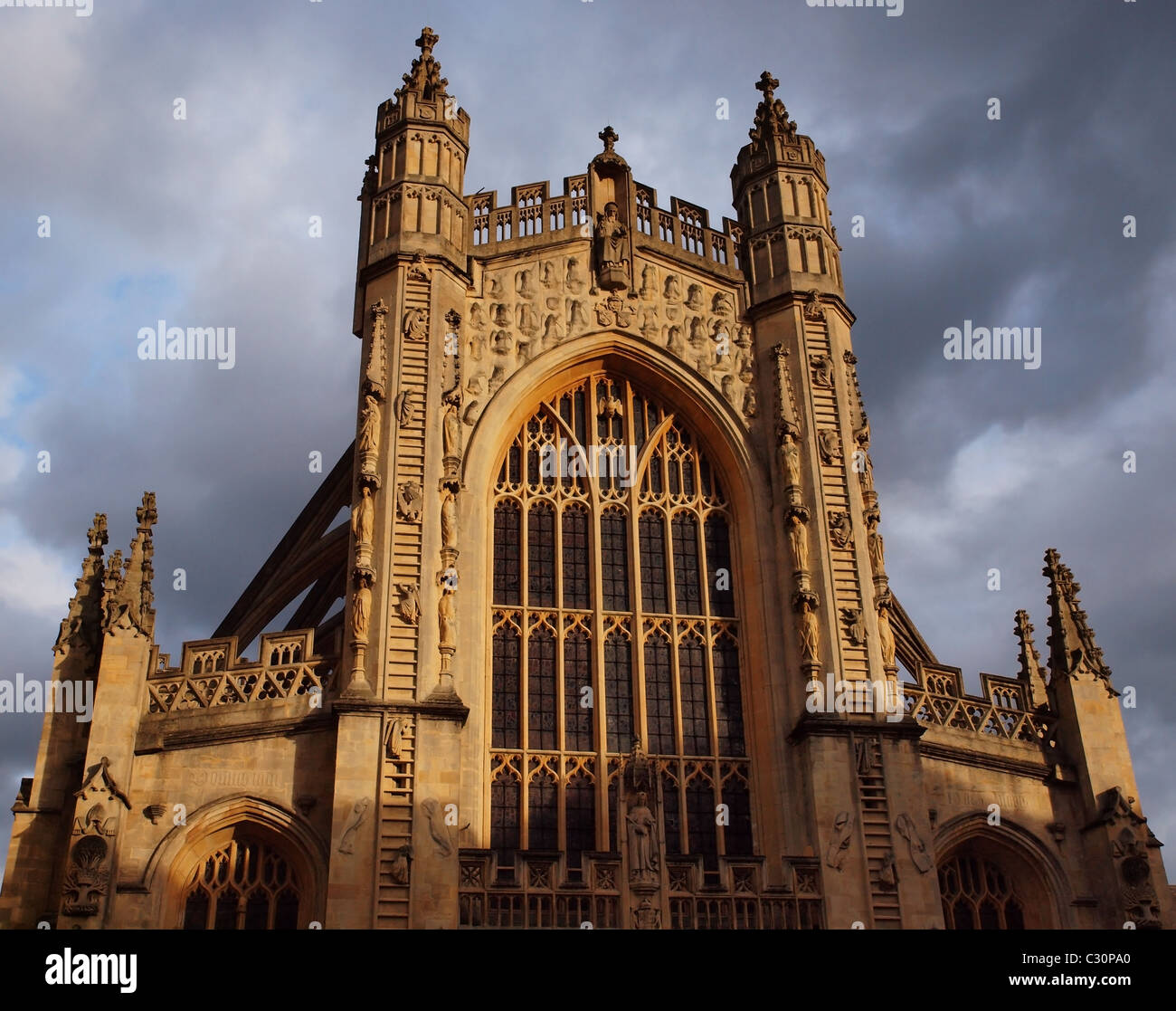 Abbazia di Bath immerso in un caldo pomeriggio tardi la luce come il sole per un attimo fa capolino tra le nuvole. Foto Stock