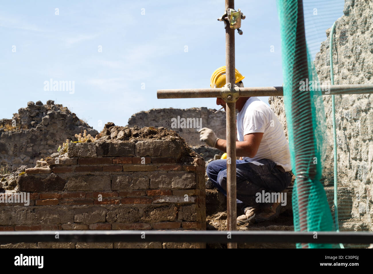 Archeologo lavora nelle rovine di Pompei Foto Stock