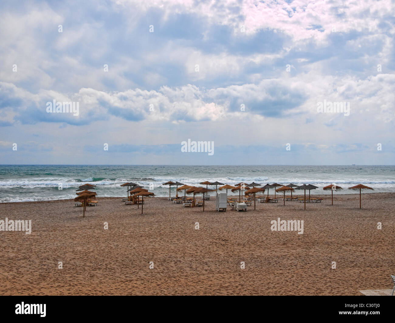 Tettucci apribili a nuvoloso beach Foto Stock