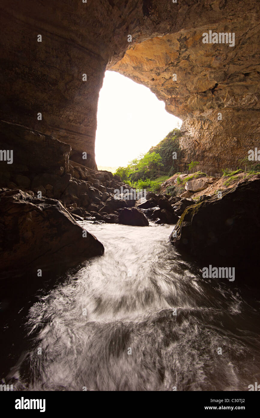 Il fiume che scorre attraverso il Mas d'Azil dove una strada passa attraverso una grotta Ariège Francia Foto Stock
