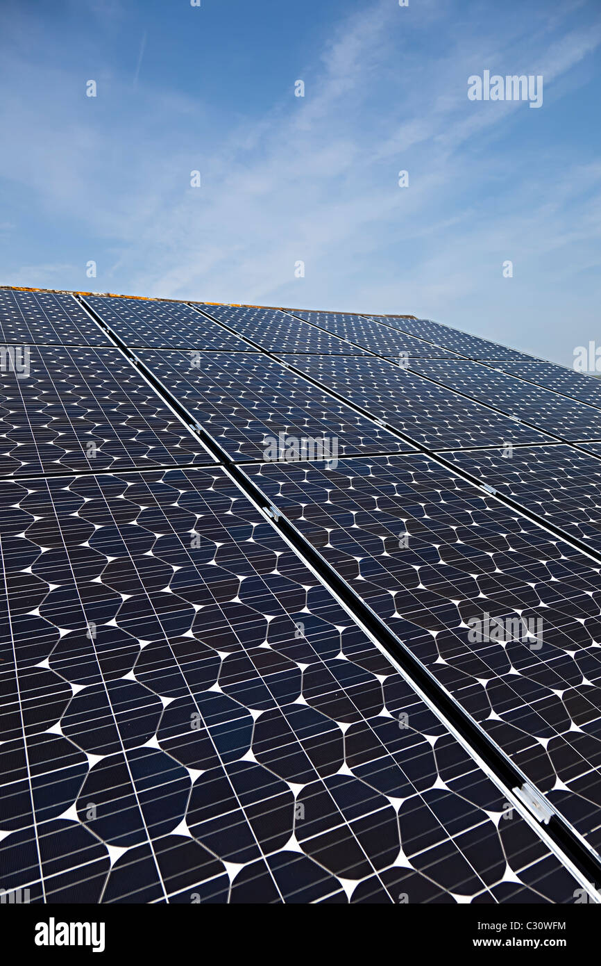 Sanyo Solar pv pannelli fotovoltaici sul tetto della casa Wales UK Foto  stock - Alamy
