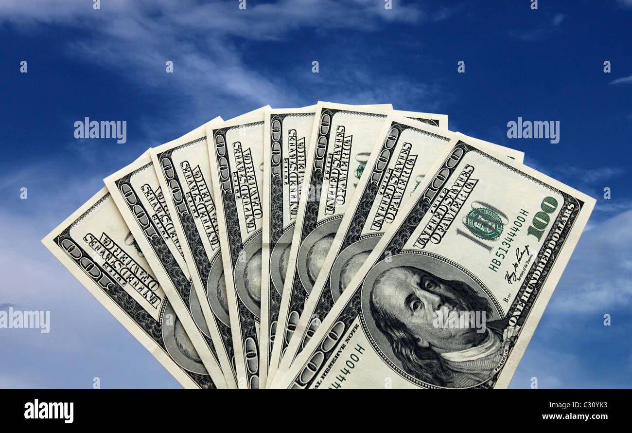 A forma di ventola 100 dollari banconote su sky Foto Stock