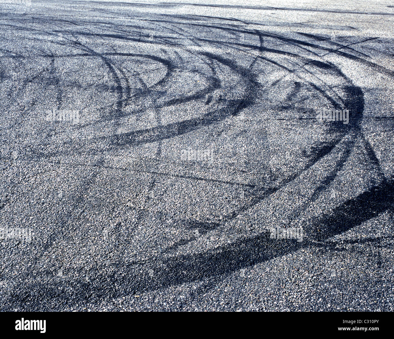 Curva segni di slittamento dei pneumatici in gomma su asfalto, Alsazia,  Francia Foto stock - Alamy