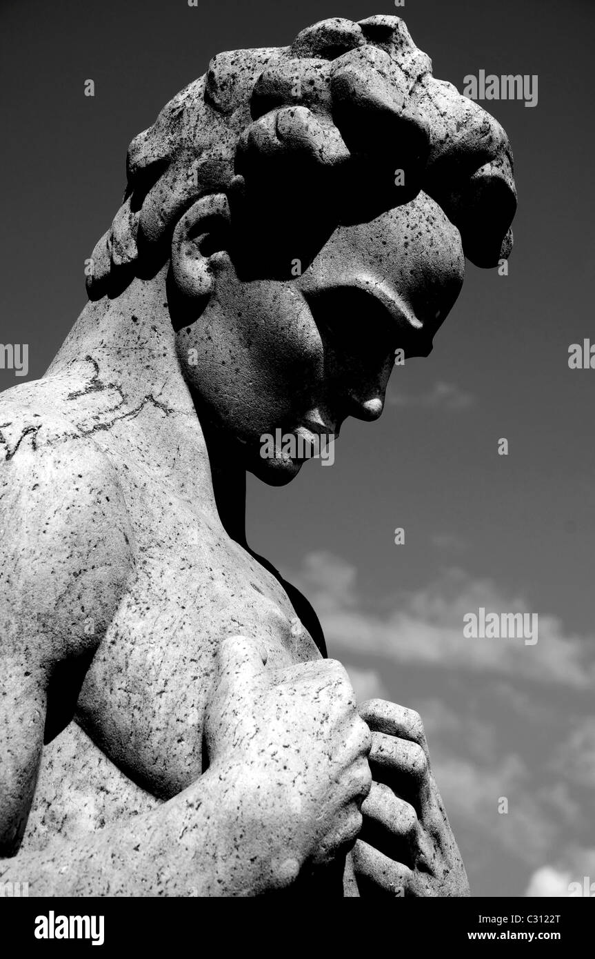 Primo piano bianco e nero della classica statua di pietra contro il cielo. Raffinata scultura artistica con illuminazione spettacolare e forte ombra. Stoccolma. Foto Stock