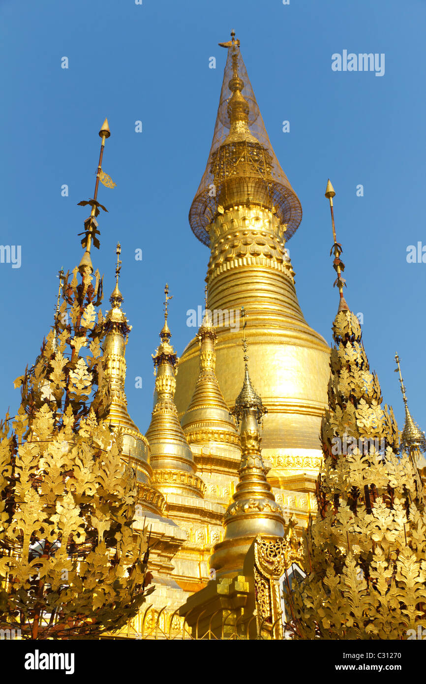 Golden di strutture a buddista di Tempio birmano di Shwesandaw Paya di Pyay ( promozionale ), Myanmar Foto Stock