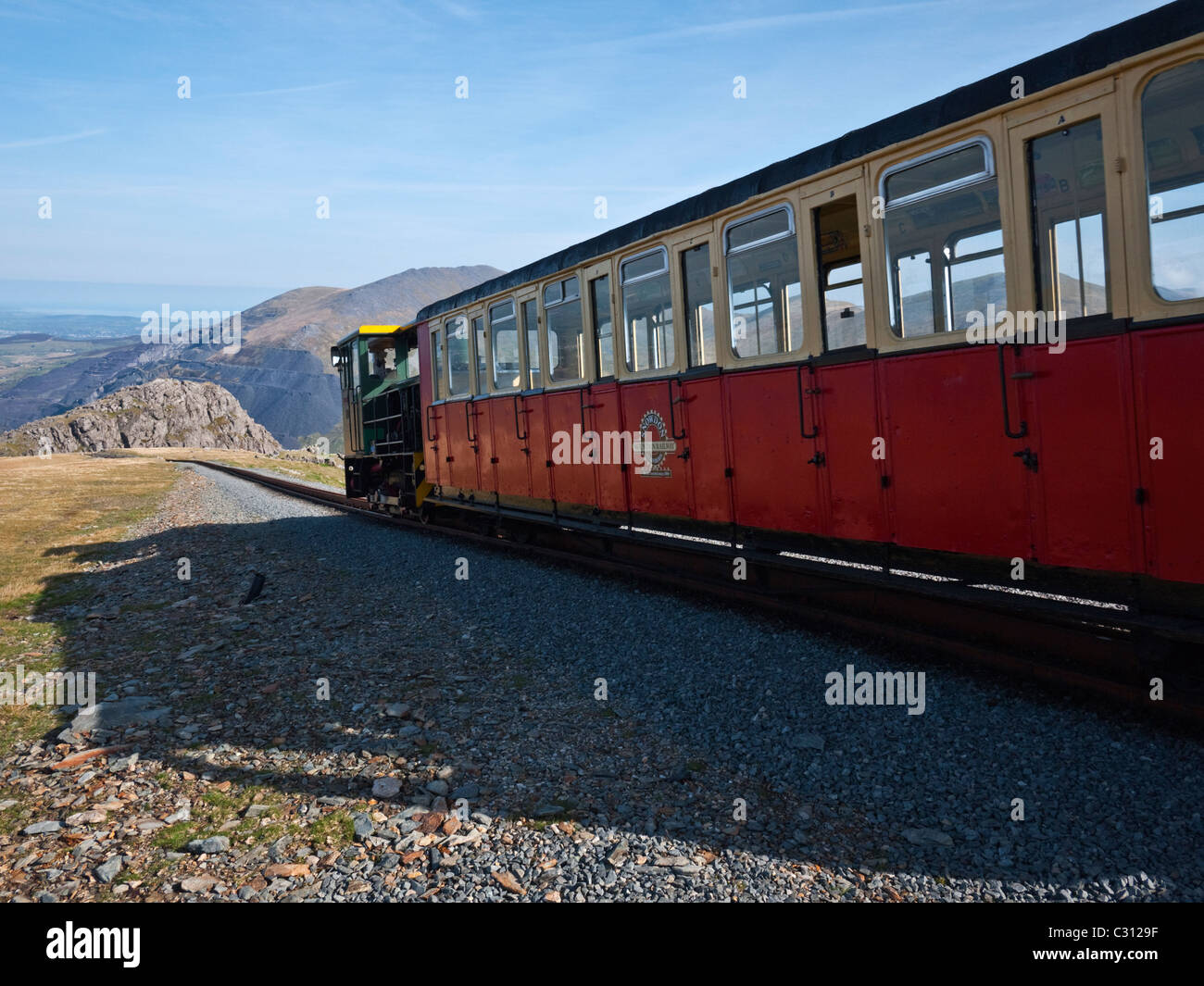 Un treno sulla ferrovia di Snowdon Mountain scendendo dal vertice verso la stazione Clogwyn Foto Stock