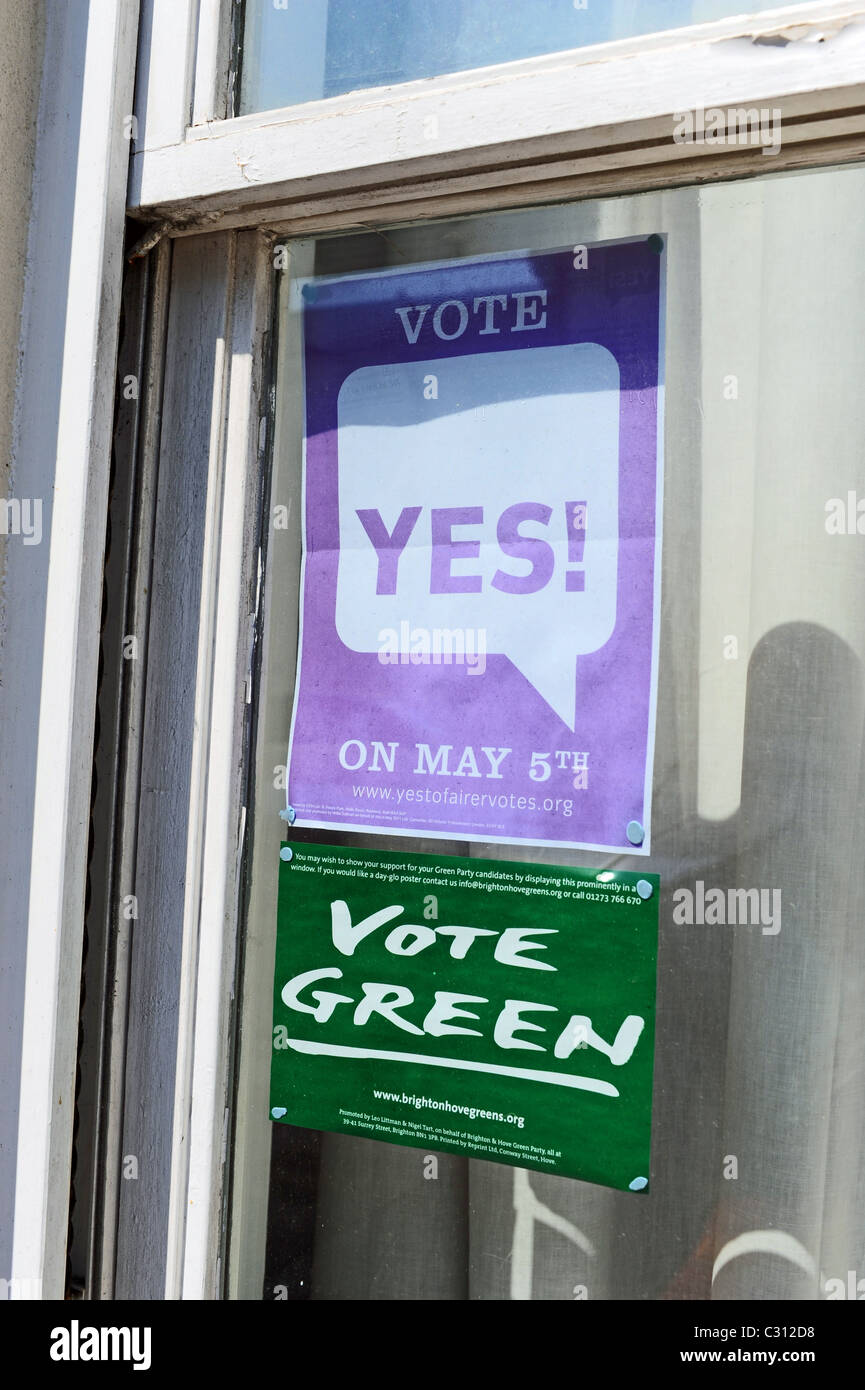 Poster per il Partito dei Verdi e sì in alternativa il sistema di voto AV per il prossimo governo locale elezioni a Brighton Regno Unito Foto Stock