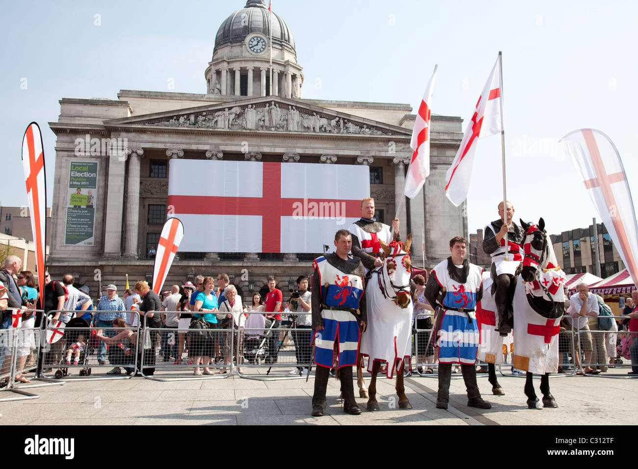 Saint St Georges alle celebrazioni del Giorno in da della casa Consiglio Nottingham vecchia piazza del mercato di Nottingham REGNO UNITO Inghilterra Foto Stock