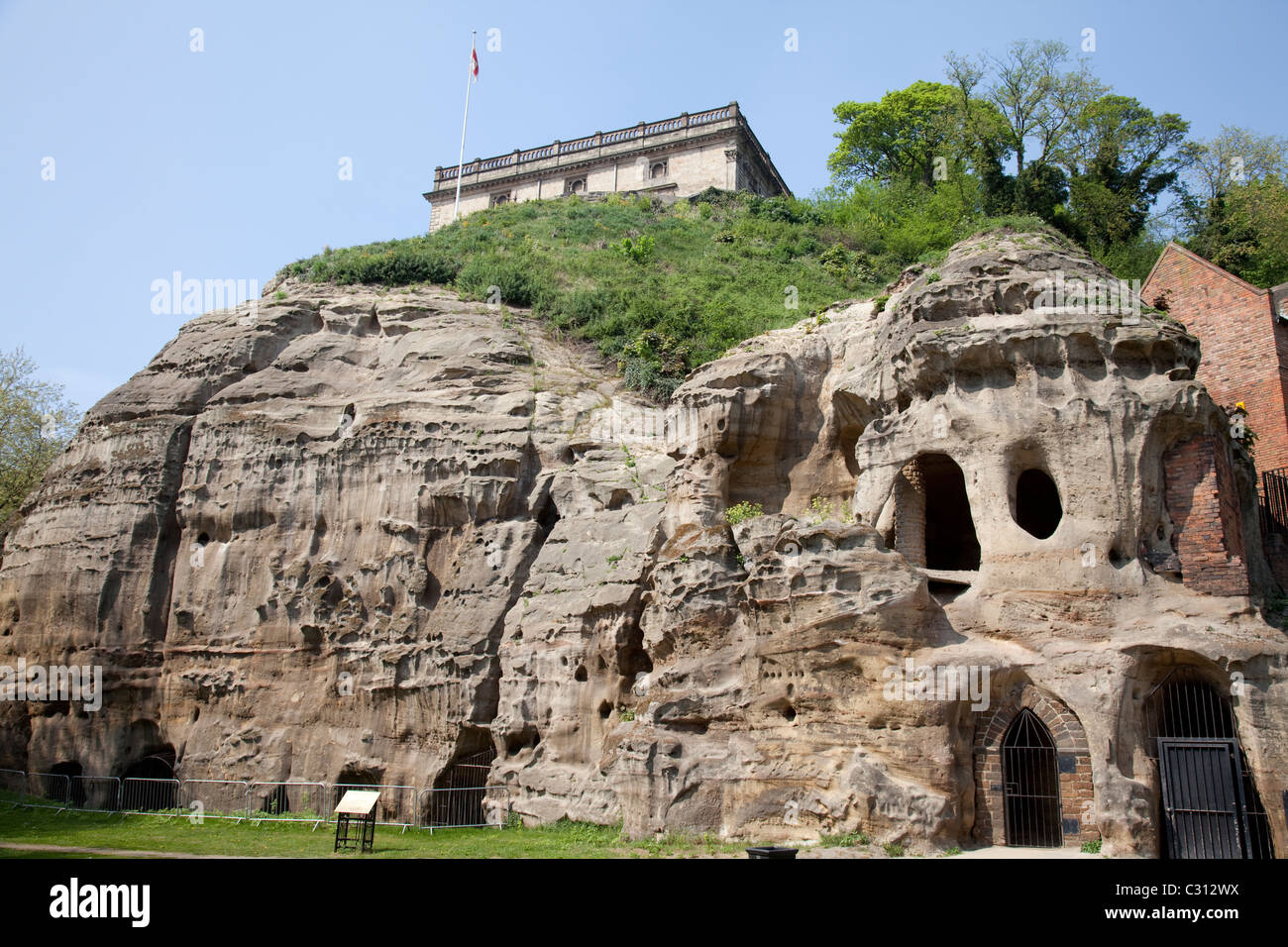 Nottingham Castle con le grotte sotto. Foro Mortimers tini di filtrazione Yard museum, England Regno Unito Foto Stock