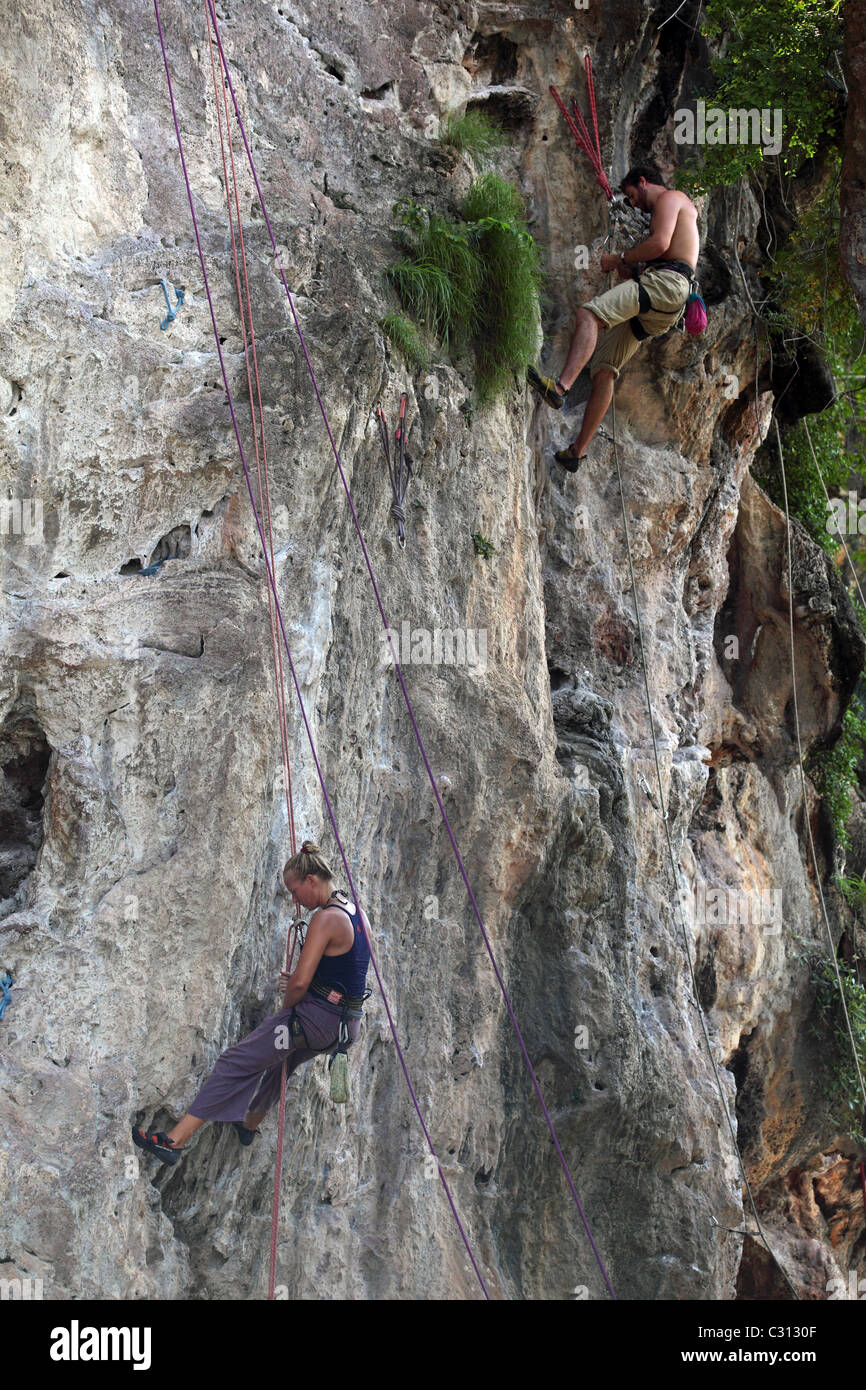 Arrampicata falesie calcaree a Railey Beach est. Foto Stock
