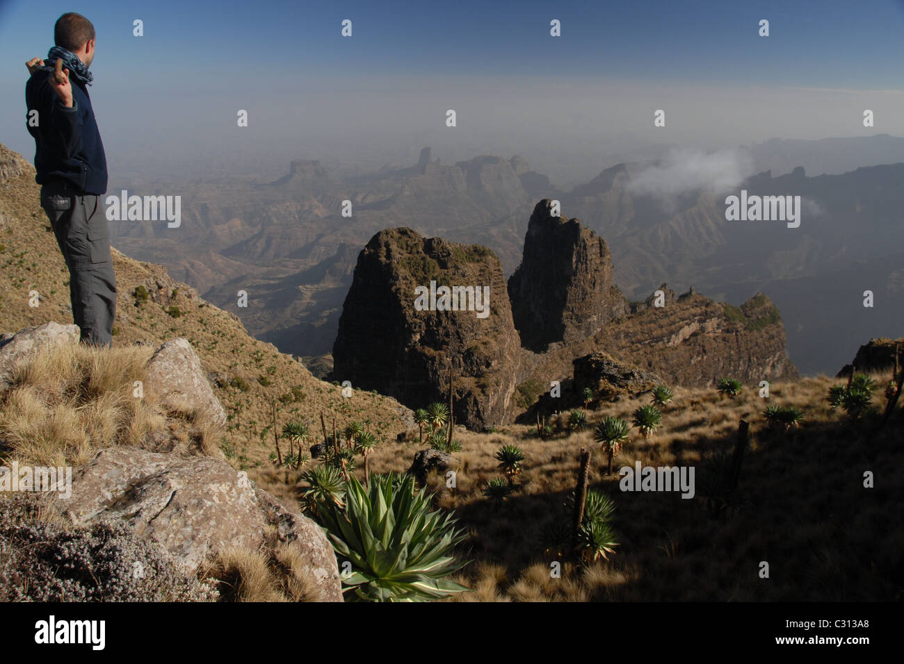 Simien Mountains, l'Etiopia settentrionale: un trekker sta davanti al buttes e mesas visto dal punto di vista dei Imet Gogo. Foto Stock