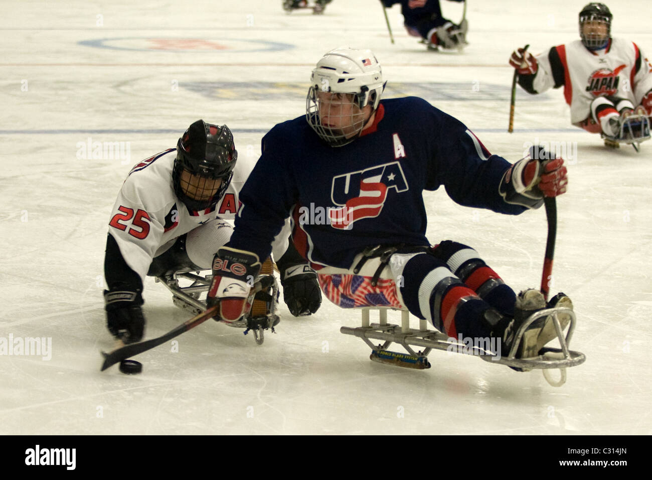 Immagini dalla medaglia di bronzo gioco al 2011 International Sledge Hockey Challenge. Foto Stock