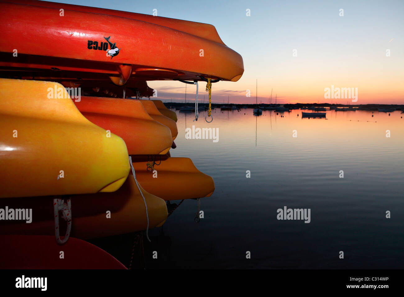 Canoe colorate rimangono parcheggiate nel 'Estany di Peix' in Formentera, un'isola del mediterraneo della Spagna. Foto Stock