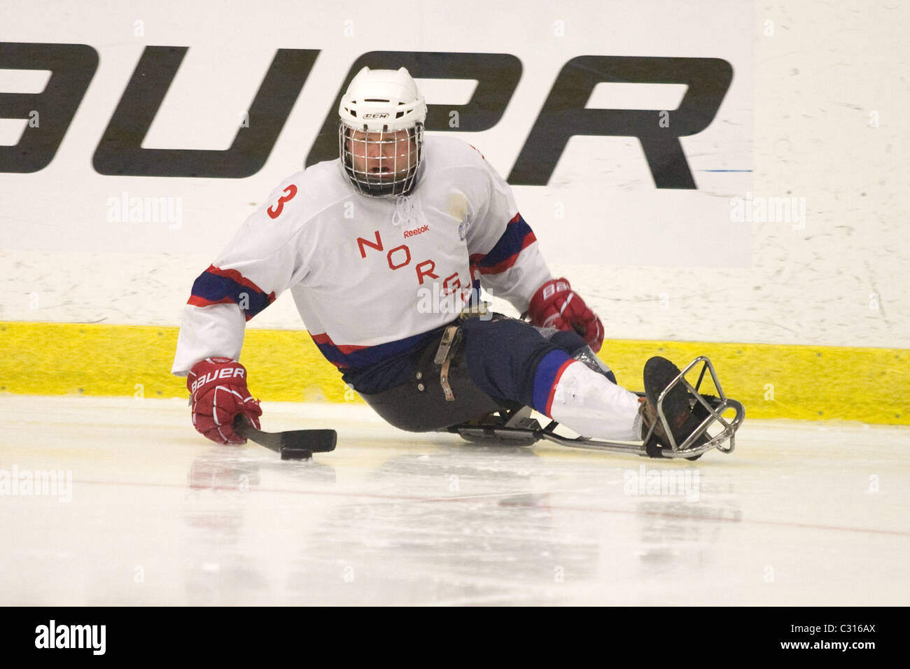 Primo semi-finale del mondo 2011 Sledge Hockey sfida tra Stati Uniti e Norvegia. Foto Stock