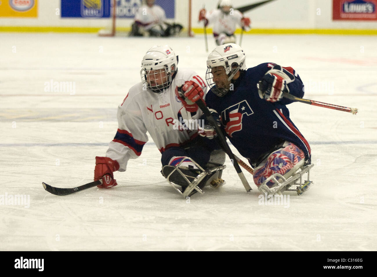 Primo semi-finale del mondo 2011 Sledge Hockey sfida tra Stati Uniti e Norvegia. Foto Stock