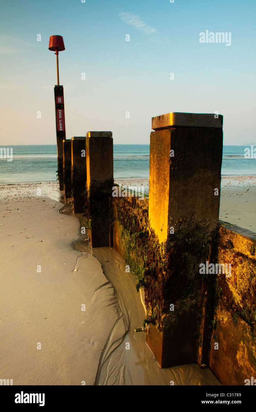 Una spiaggia groyne, visto che con la bassa marea. Queste difese mare arrestare il lavaggio di sabbia di distanza. Foto Stock