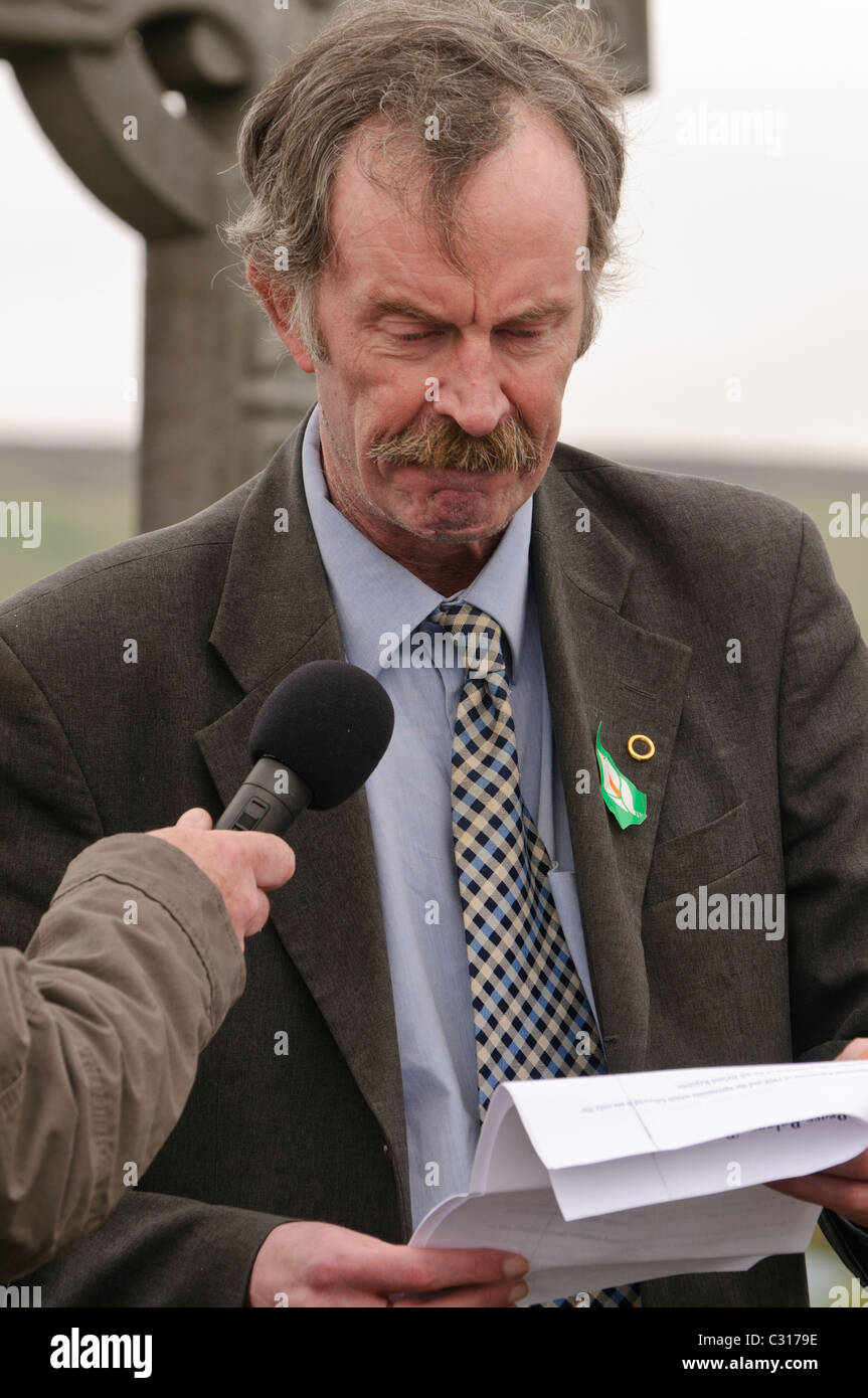 Belfast, Irlanda del Nord. 24 apr 2011 - Tomás Ó Clérigh (Thomas O'Cleery), il Repubblicano Sinn Fein, legge il messaggio pasquale Foto Stock