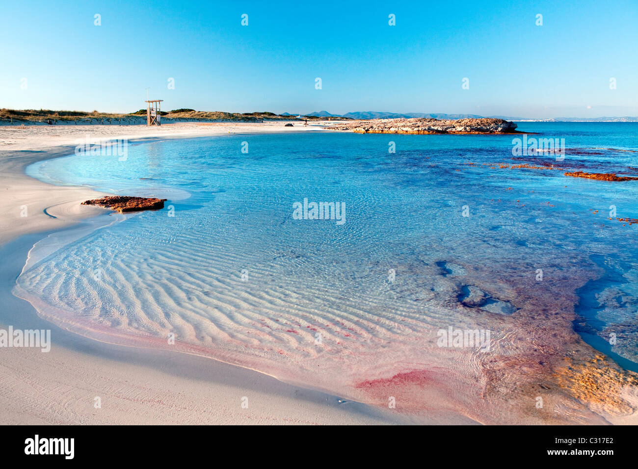 Una paradisiaca spiaggia nella zona di Illetas a Formentera, un'isola del mediterraneo della Spagna. Foto Stock