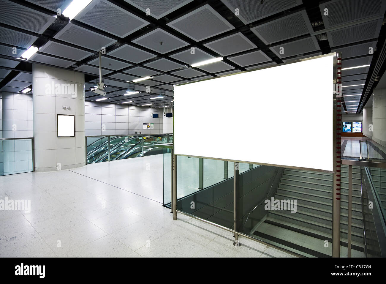 Tabellone di grandi dimensioni per uso pubblicitario in un edificio moderno Foto Stock