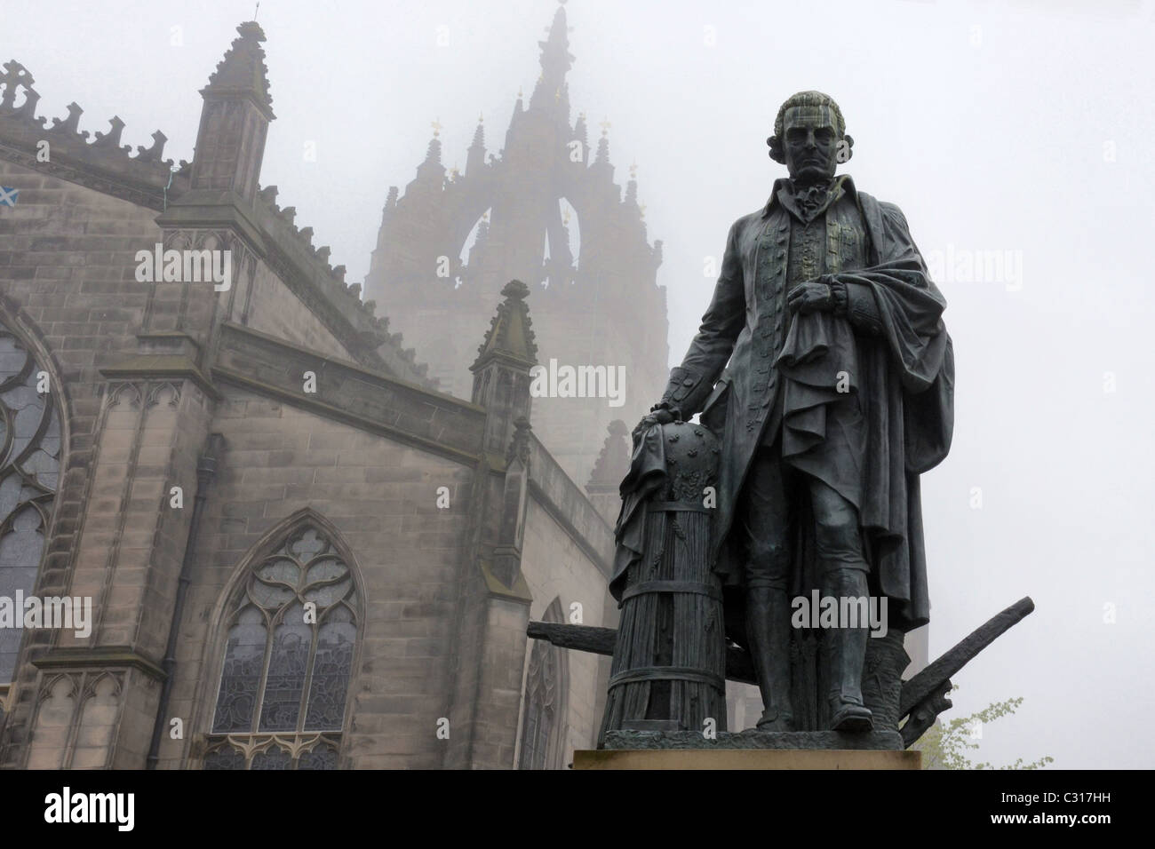 La statua di Adam Smith (1723-1790), filosofo ed economista scozzese, in una mattinata misteriosa fuori dalla cattedrale di St Giles a Edimburgo, Scozia, Regno Unito. Foto Stock